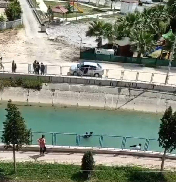 Suya Düşen Çocuğu Yoldan Geçen Vatandaş Kurtardı