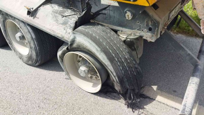 Tırda Çıkan Yangını, İtfaiye Ekipleri Büyümeden Söndürdü
