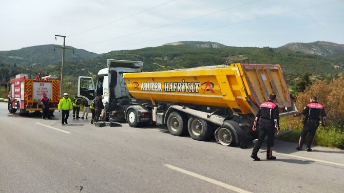 Tırda Çıkan Yangını, İtfaiye Ekipleri Büyümeden Söndürdü