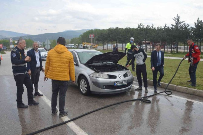 Kırmızı Işıkta Beklerken Alev Alan Yandı