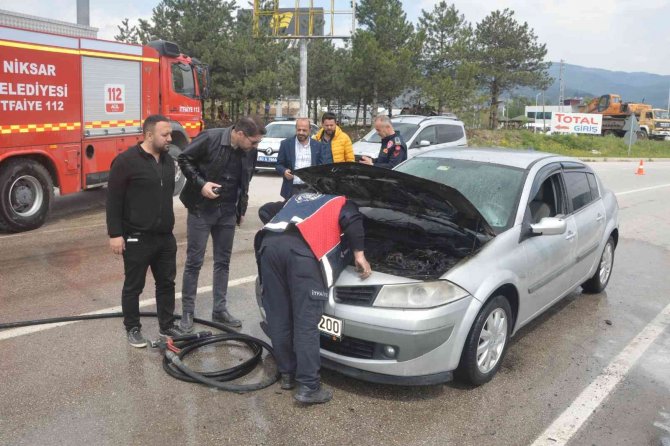 Kırmızı Işıkta Beklerken Alev Alan Yandı