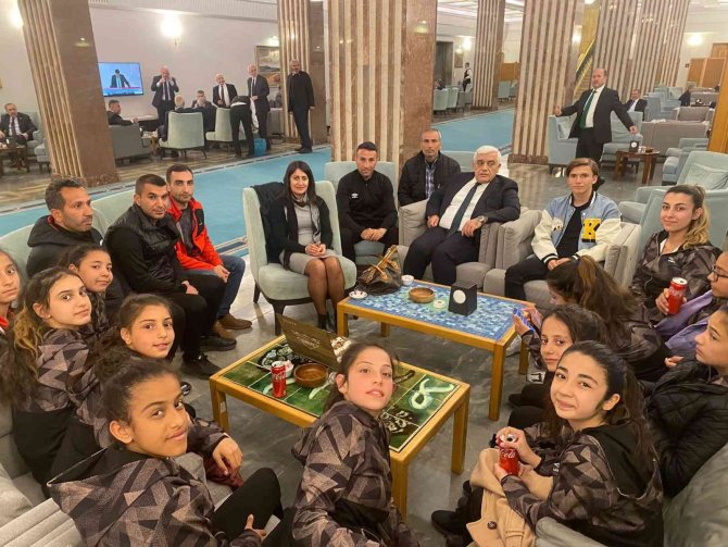 Kilis’in Bayan Futbol Takımı Tbmm’de