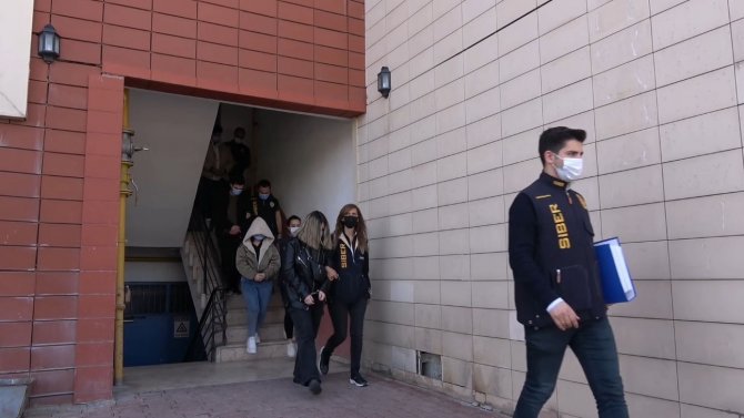 Ünlü Olmak İsteyen Vatandaşları Dolandıran Çete Mensupları Isparta’da Yakalandı: 5 Gözaltı