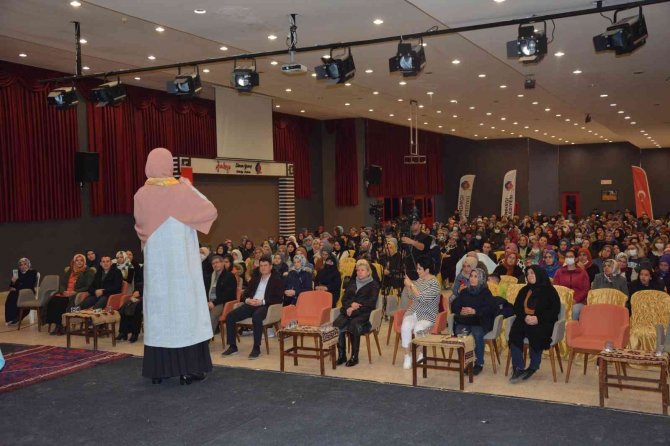 Sındırgı’da “Huzurlu Aile Sohbetlerine” Yoğun İlgi