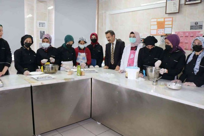 Vali Ayhan, Öğrencilerle Börek Yaptı