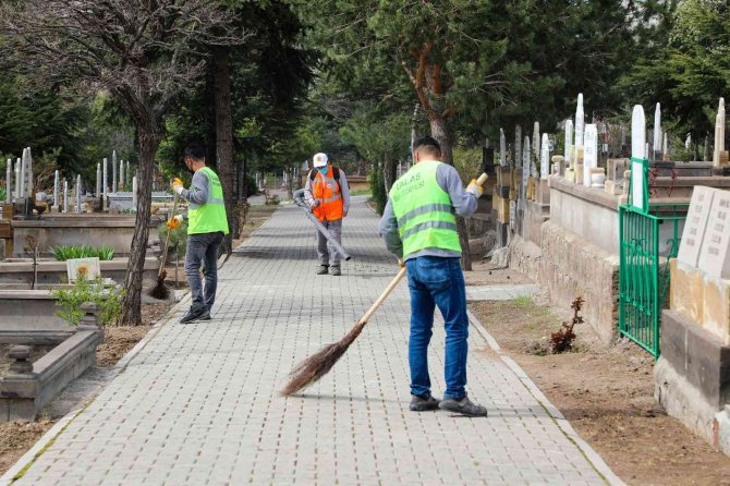 Talas’ta Mezarlıklar Bayrama Hazırlanıyor