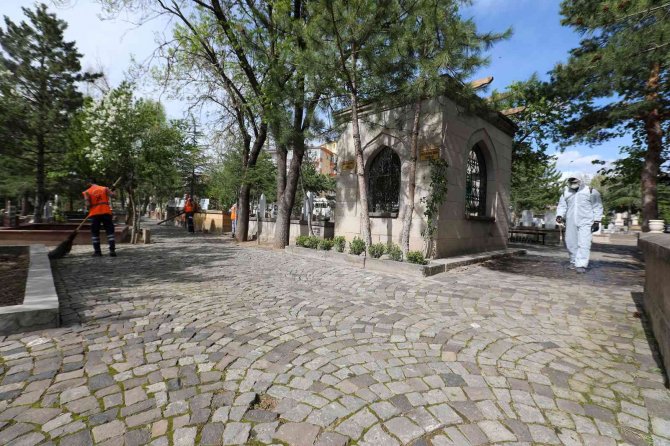 Talas’ta Mezarlıklar Bayrama Hazırlanıyor