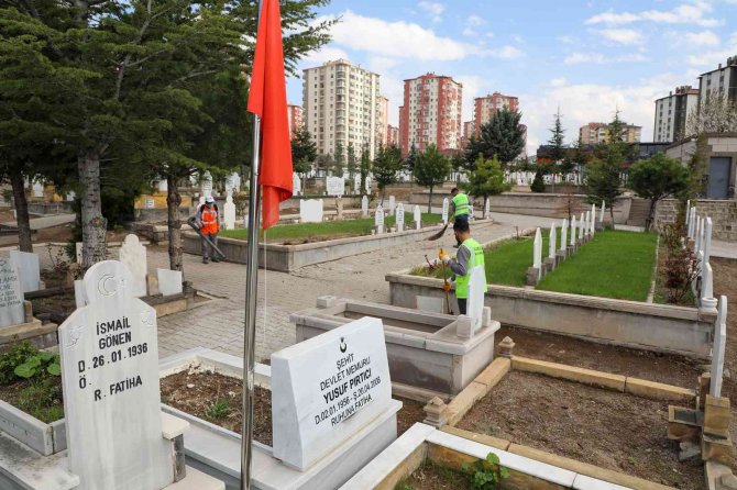 Talas’ta Mezarlıklar Bayrama Hazırlanıyor