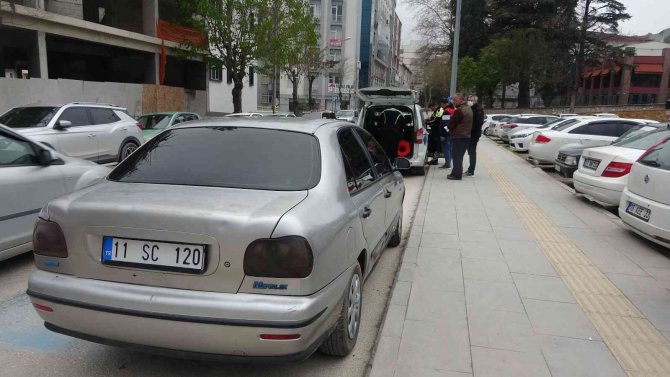 Koşarak Caddeye Çıkan 8 Yaşındaki Çocuğa Araba Çarptı