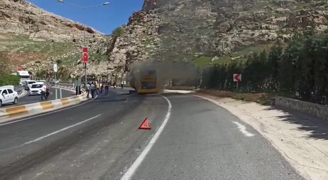 Mardin’de İçinde 25 Yolcusu Bulunan Halk Otobüsü Yandı