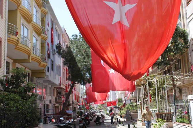 Marmaris’teki Bu Sokak Sekizinci Kez 23 Nisan Coşkusuna Hazırlanıyor
