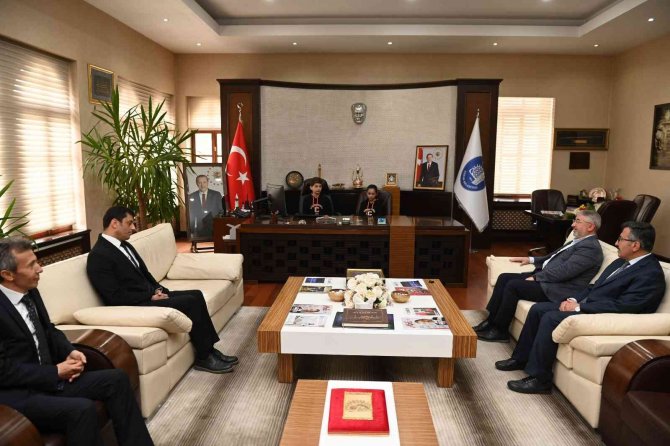 Başkan Aşgın Koltuğunu Çocuklara Devretti