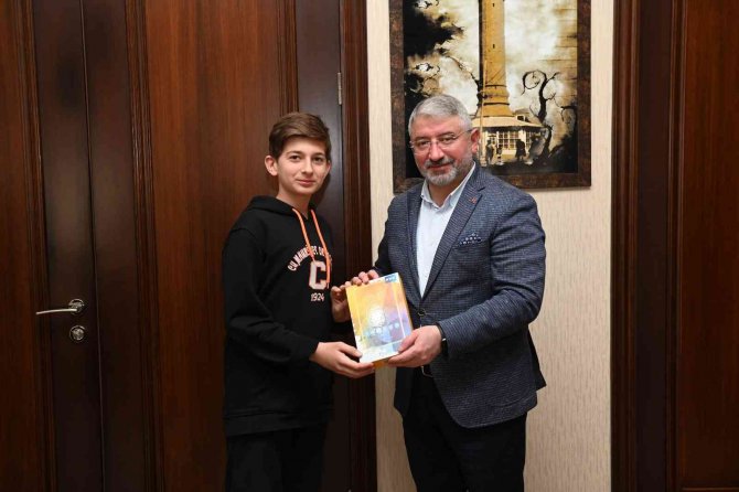 Başkan Aşgın Koltuğunu Çocuklara Devretti