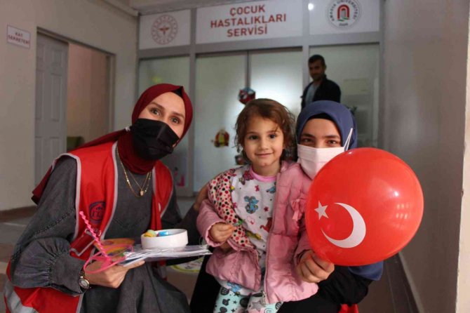 Çocuklar İçin Hastane Koridorunu Süsleyip Oyuncak Dağıttılar