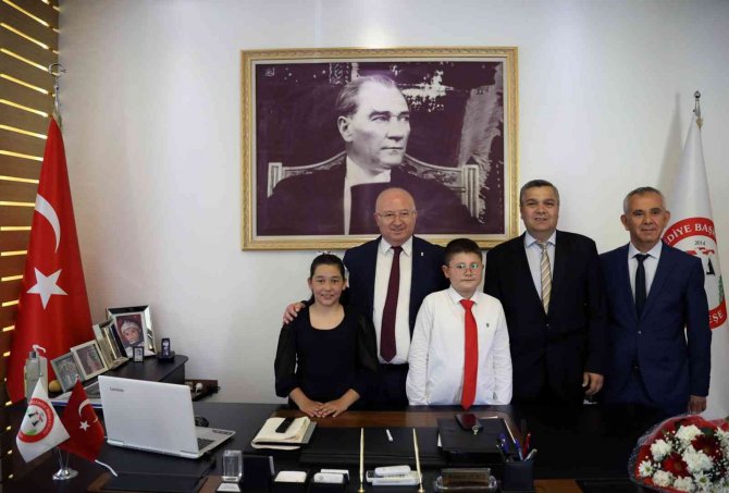 Koltuklar Miniklere Emanet Edildi