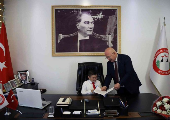 Koltuklar Miniklere Emanet Edildi