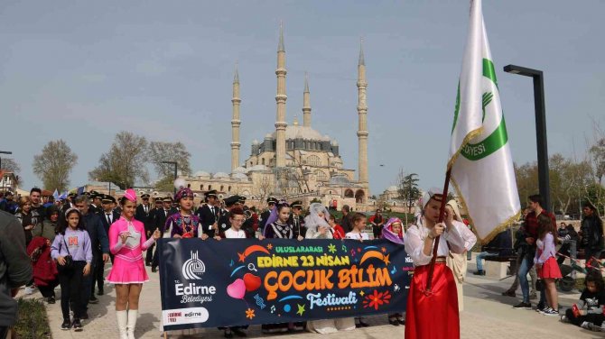 6 Ülkeden Türkiye’ye Gelen Çocukların Halk Oyunları Coşkuyla İzlendi