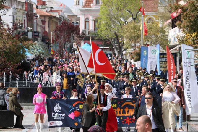 6 Ülkeden Türkiye’ye Gelen Çocukların Halk Oyunları Coşkuyla İzlendi