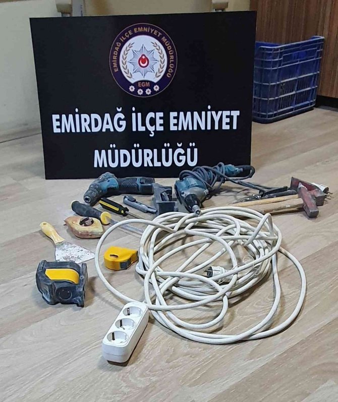 İ̇nşaatları Soyan Şahsı Mont Ve Ayakkabısının Rengi Ele Verdi