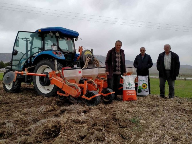 Kızılören’de Çiftçilere Ücretsiz Yağlık Ayçiçeği Tohumu Hibe Edildi