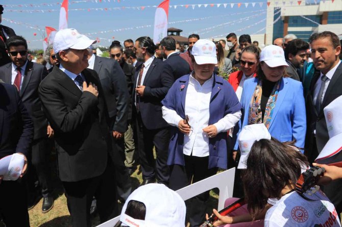 Bakan Yanık’tan Çocuklara: “Fikirlerinizi Hayata Geçirme Gayreti İçinde Olun”