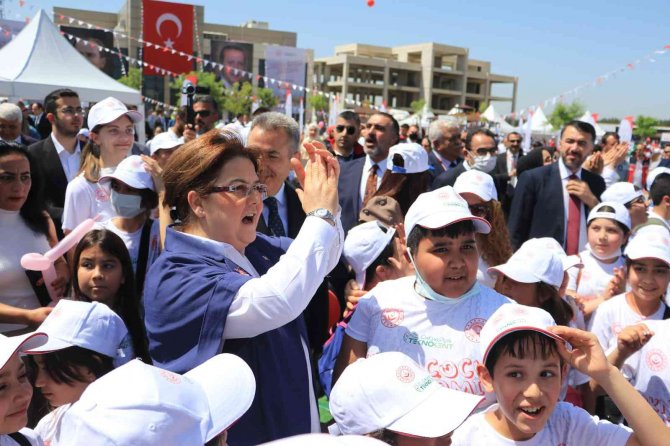 Bakan Yanık’tan Çocuklara: “Fikirlerinizi Hayata Geçirme Gayreti İçinde Olun”