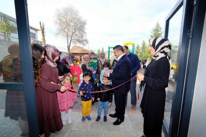 Minicik Elleri Yüreklere Dokundu