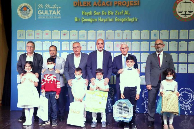 Dileklerini Yazdılar, Hediyelerini Aldılar