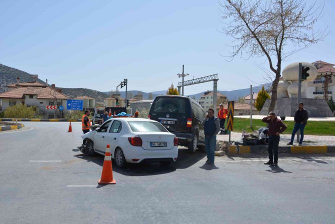 Kavşakta Kırmızı Işık İhlali: 4 Yaralı