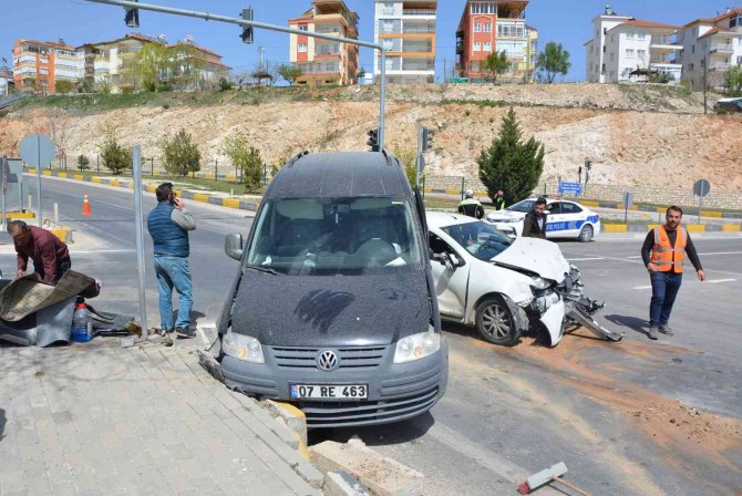 Kavşakta Kırmızı Işık İhlali: 4 Yaralı