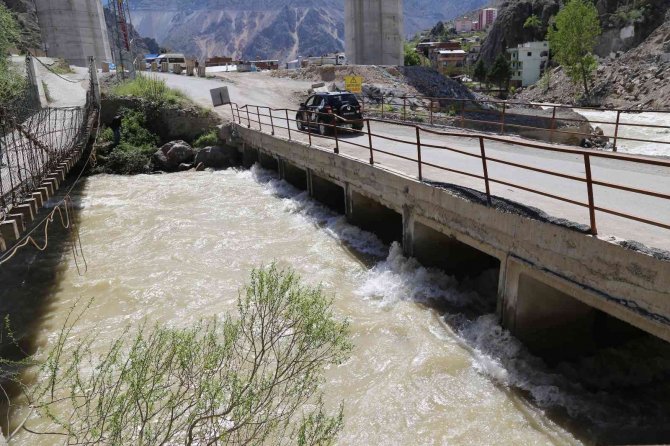 Artvin’de Kar Suları Eridi, Barhal Çayının Su Seviyesi Yükseldi