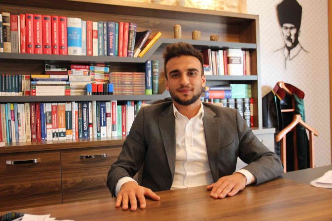 İ̇zmir’de Film Gibi Hırsızlık: Tuvalete Diye Gitti, Lüks Otomobili Çaldı