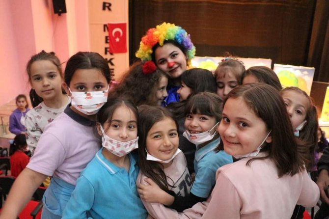 Ayancık’ta Miniklerin Tiyatro Heyecanı