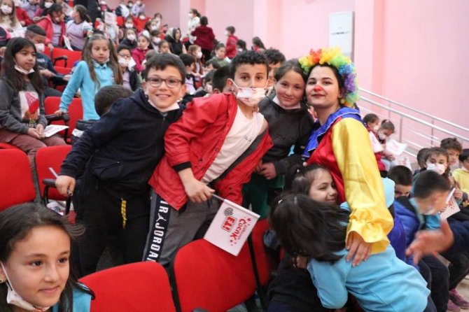Ayancık’ta Miniklerin Tiyatro Heyecanı
