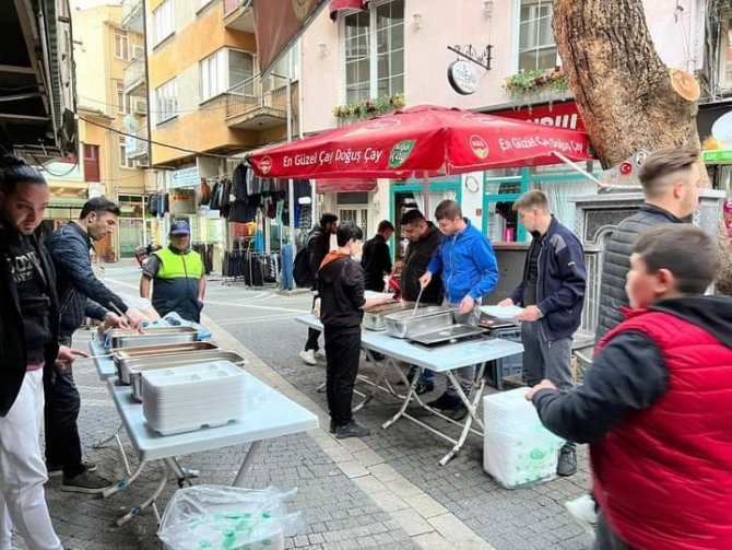 Balıkesir Ülkü Ocaklarından Sokak İftarı