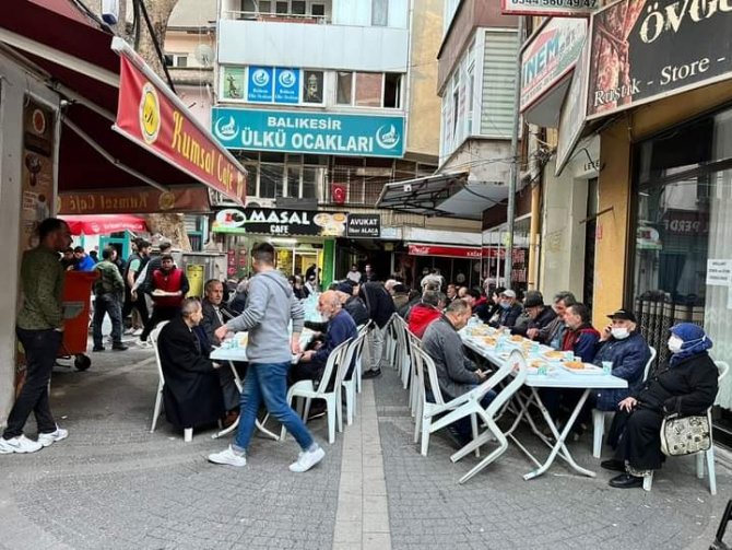 Balıkesir Ülkü Ocaklarından Sokak İftarı