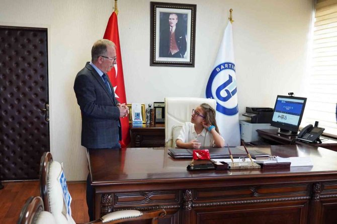 Rektör Uzun, Koltuğunu İlkokul Öğrencisine Devretti