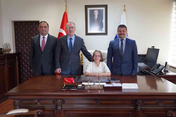 Rektör Uzun, Koltuğunu İlkokul Öğrencisine Devretti