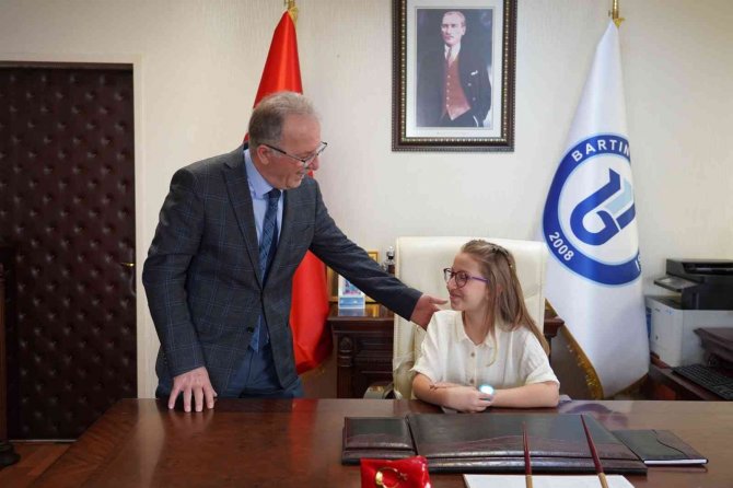 Rektör Uzun, Koltuğunu İlkokul Öğrencisine Devretti