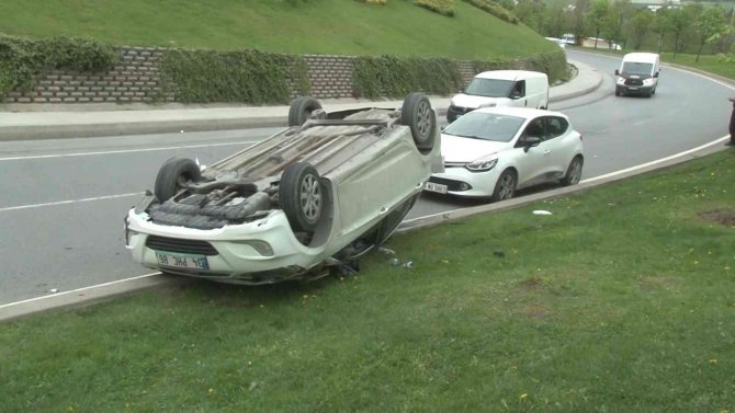 Başakşehir’de Virajı Alamayan Otomobil Takla Attı: 2 Kişi Yaralandı