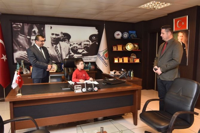 Başkan Öz, Koltuğu Öğrenciye Devretti