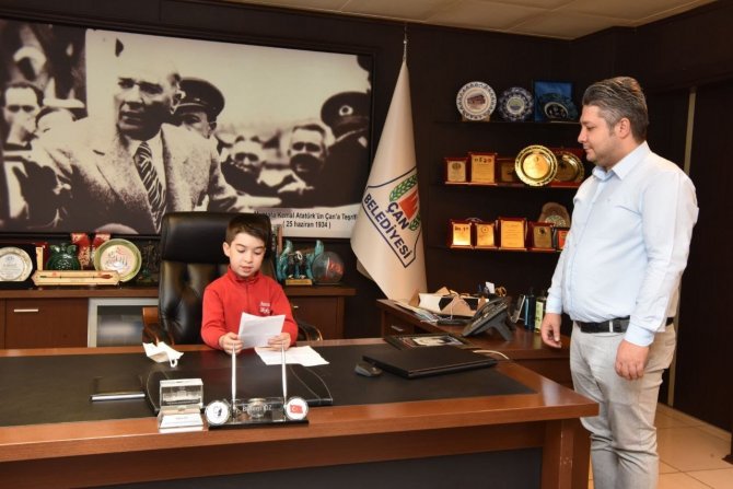 Başkan Öz, Koltuğu Öğrenciye Devretti