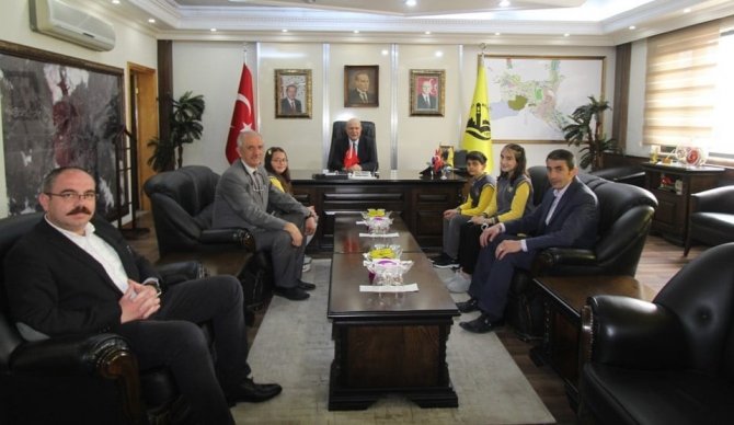 Başkan Pekmezci’nin Koltuğuna Oturan Küçük Öğrencinin İlk Talimatı Okul Yollarının Asfaltlanması Oldu