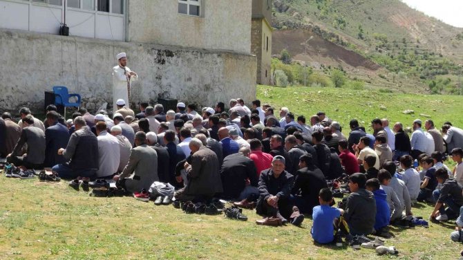 Gercüş’te Cemaat Cuma Namazı Sonrası Yağmur Duasına Çıktı