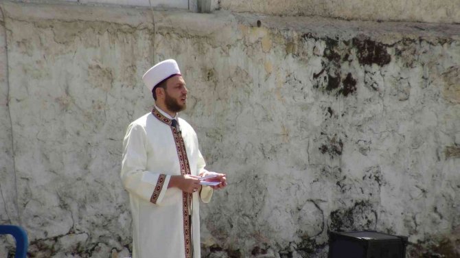 Gercüş’te Cemaat Cuma Namazı Sonrası Yağmur Duasına Çıktı