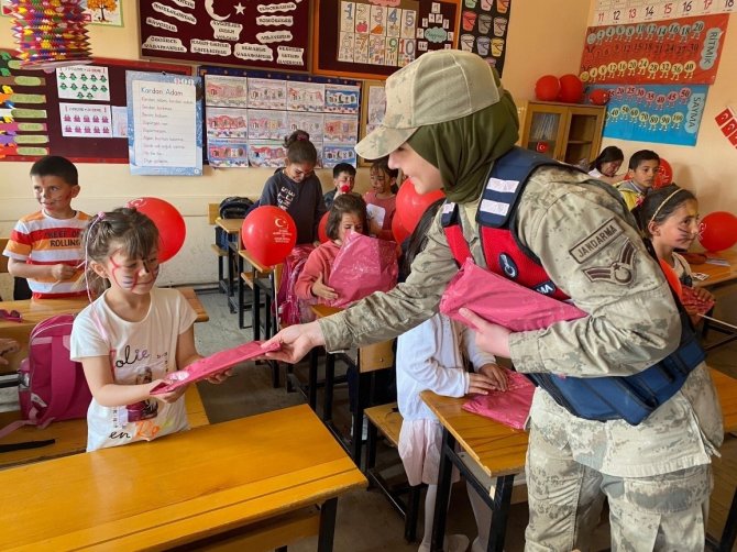 Bayburt Jandarması Çocukları Sevindirdi