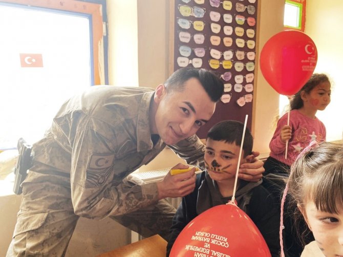 Bayburt Jandarması Çocukları Sevindirdi