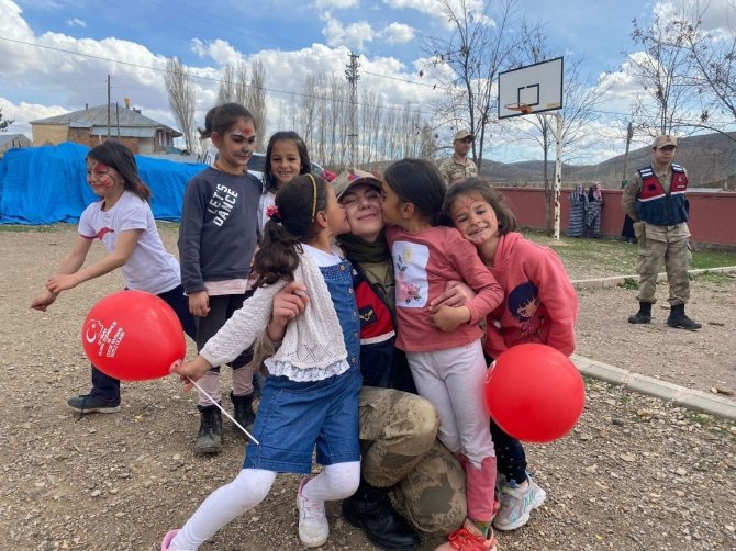 Bayburt Jandarması Çocukları Sevindirdi