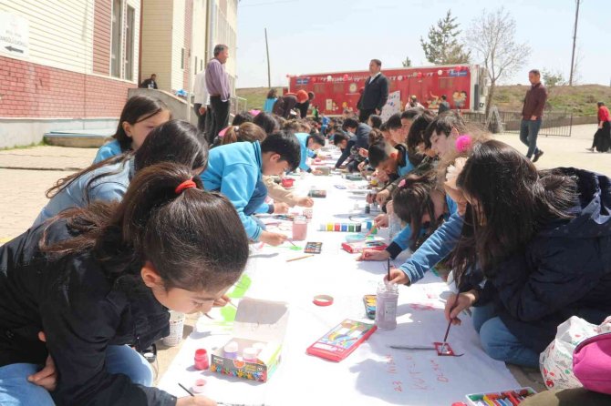 350 Öğrenci 150 Metrekarelik Kumaşa Aynı Anda Resim Çizdi