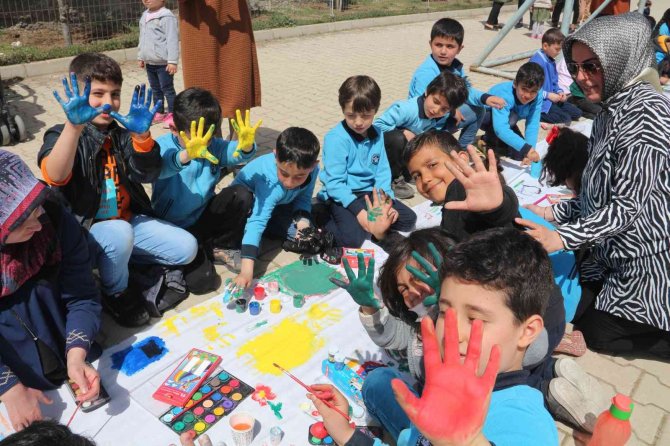 350 Öğrenci 150 Metrekarelik Kumaşa Aynı Anda Resim Çizdi